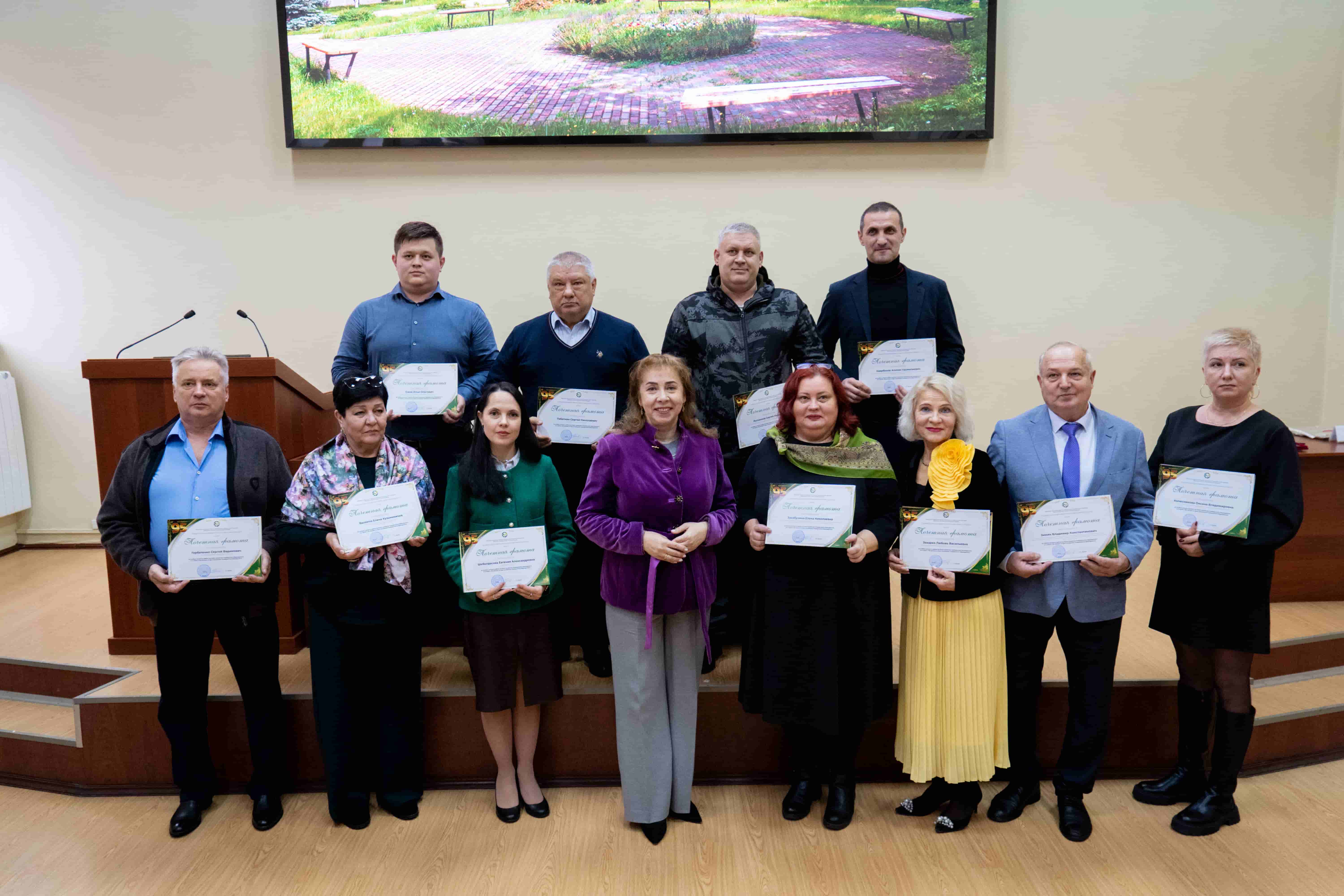 В Университете Вернадского наградили лучших студентов и сотрудников в честь 95‑летия вуза В Университете Вернадского наградили лучших студентов и сотрудников в честь 95‑летия вуза