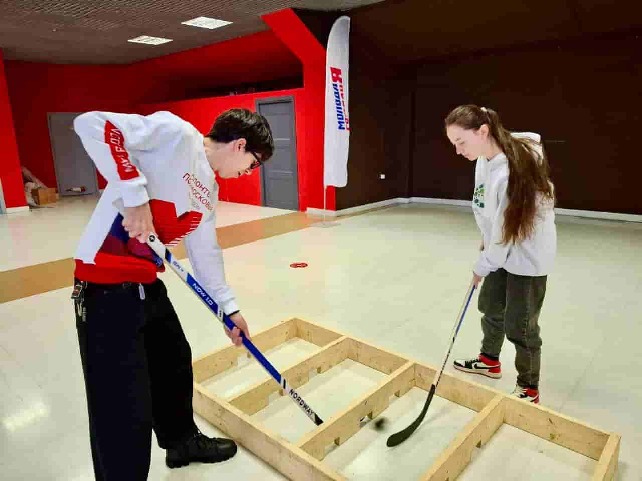 Легенды хоккея: волонтеры Университета Вернадского на хоккейном матче 